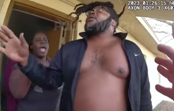 Chaos Erupts When Officers Confront Mother Over Baby – Watch full video in the first comment!